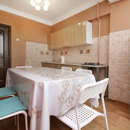 Spacious Central Apartment Almaty Esterno foto