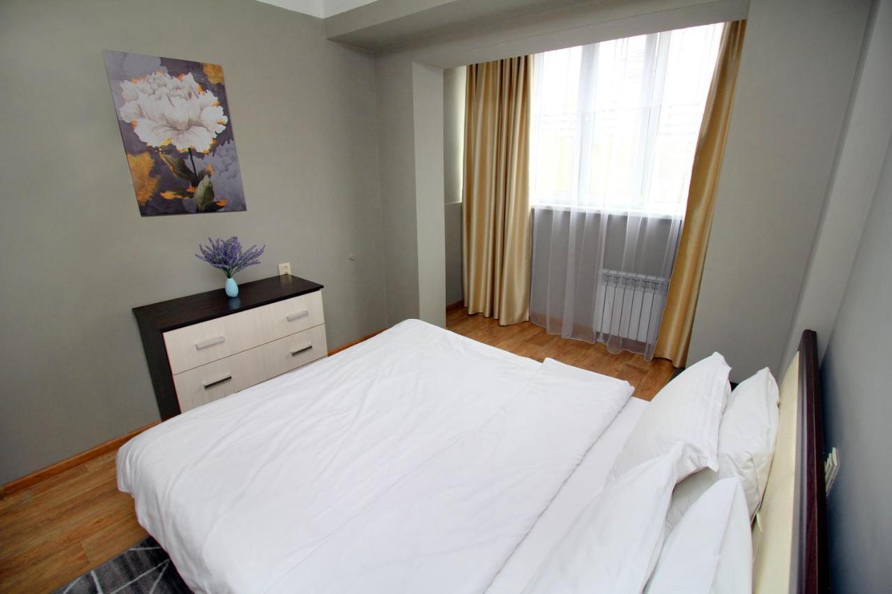 Spacious Central Apartment Almaty Esterno foto