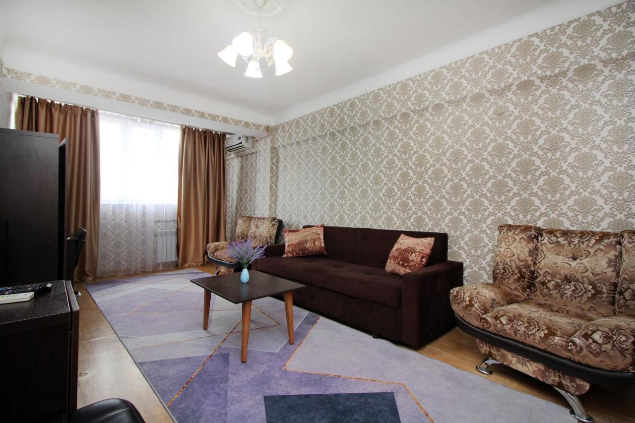 Spacious Central Apartment Almaty Esterno foto