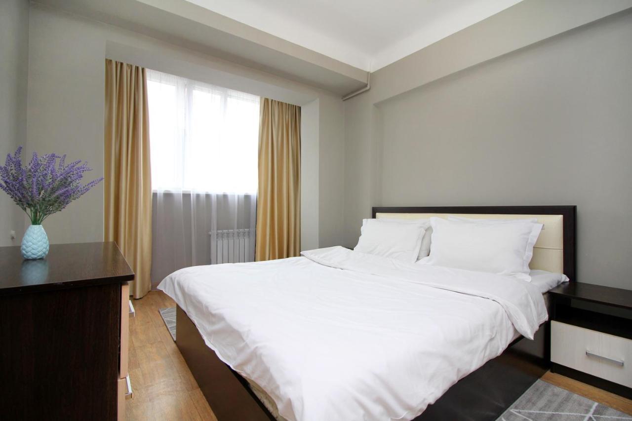 Spacious Central Apartment Almaty Esterno foto