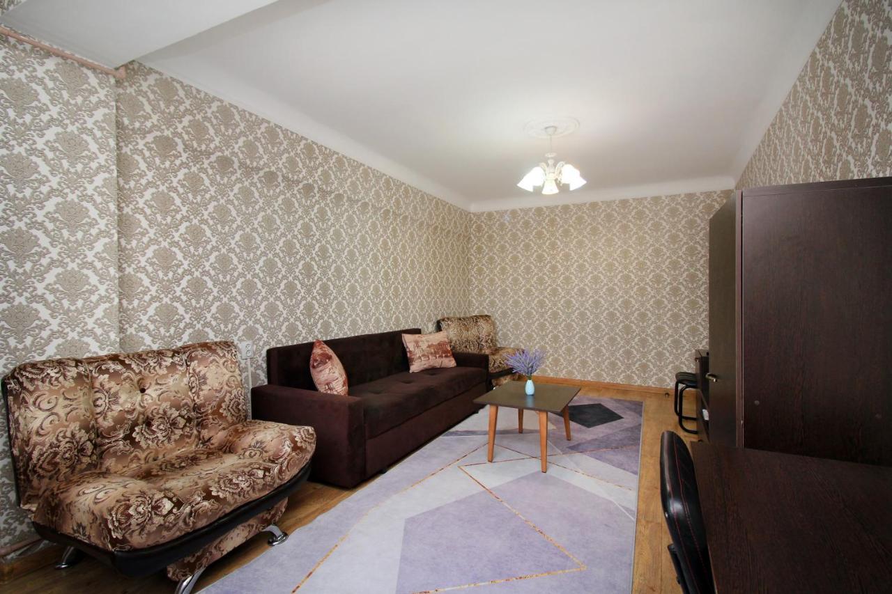 Spacious Central Apartment Almaty Esterno foto