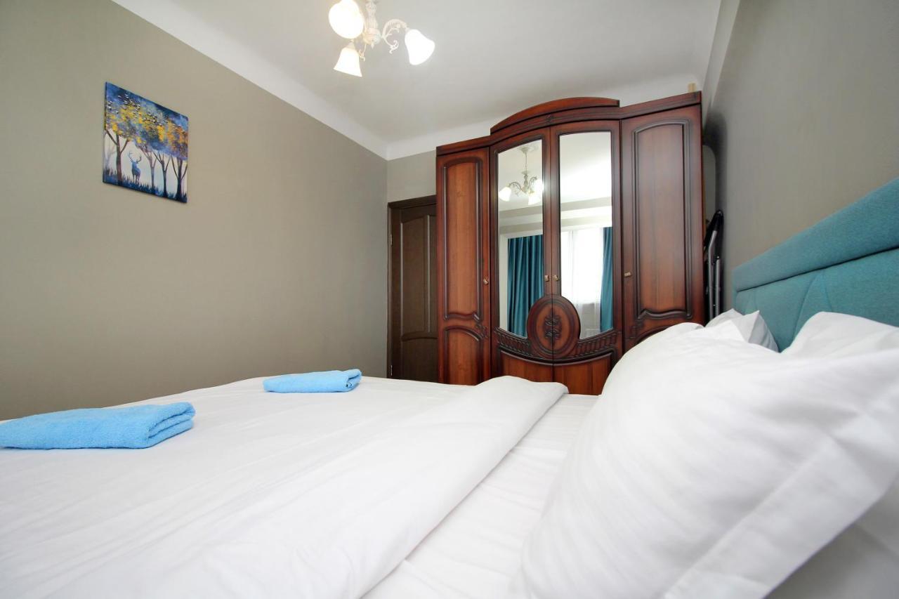 Spacious Central Apartment Almaty Esterno foto