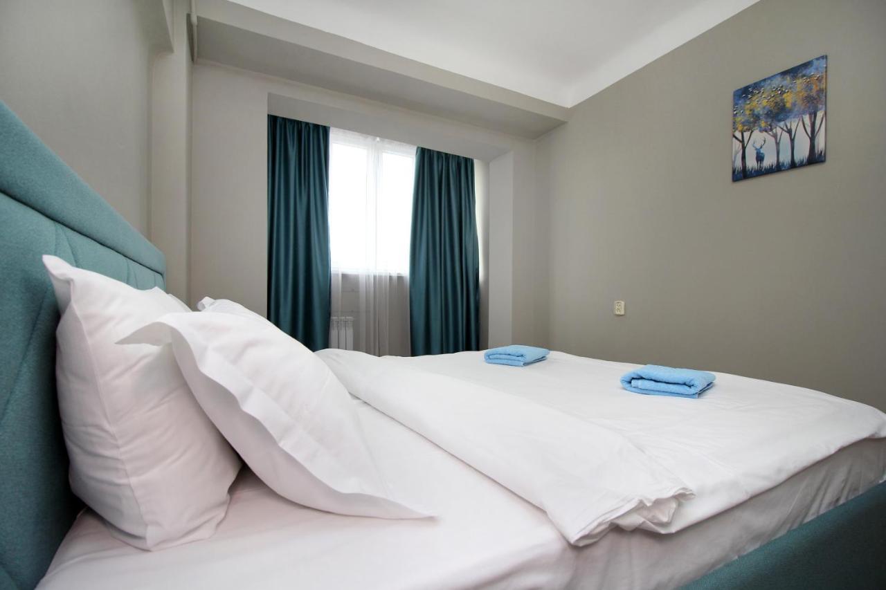 Spacious Central Apartment Almaty Esterno foto