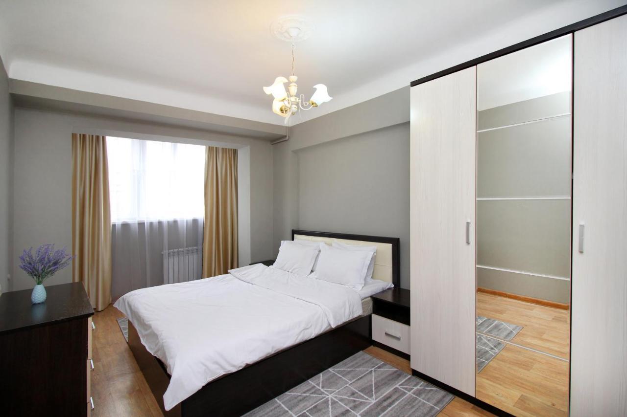 Spacious Central Apartment Almaty Esterno foto