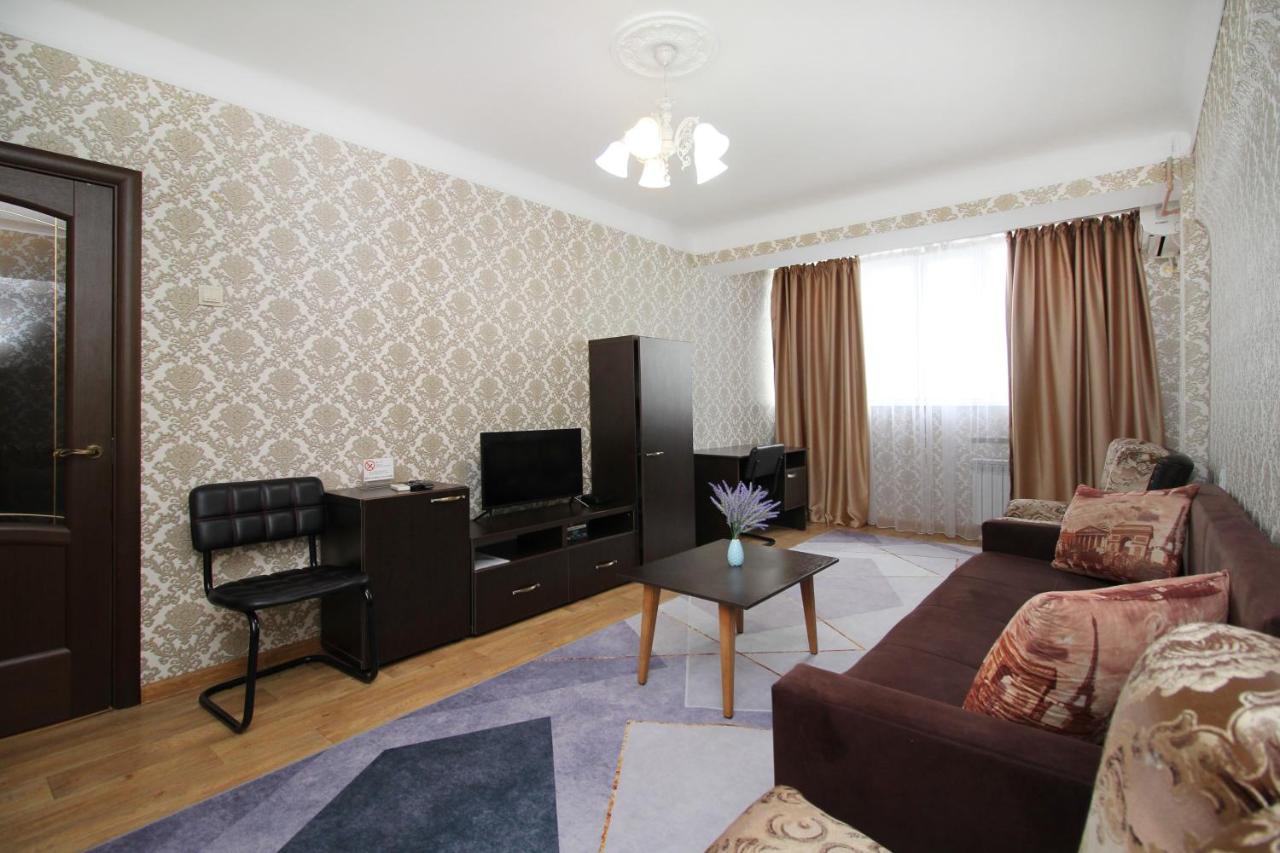 Spacious Central Apartment Almaty Esterno foto