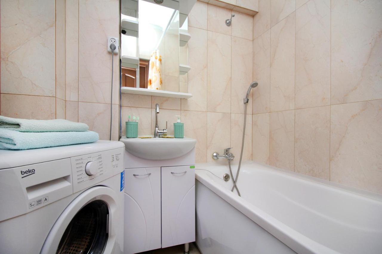 Spacious Central Apartment Almaty Esterno foto